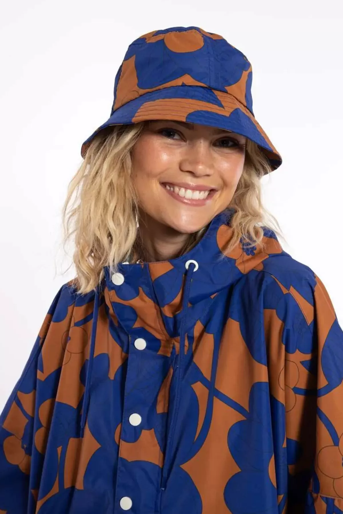 Danefæ Mützen/Hute>Danebucket Rain Hat Occer/Royal Blue Bloom Boom